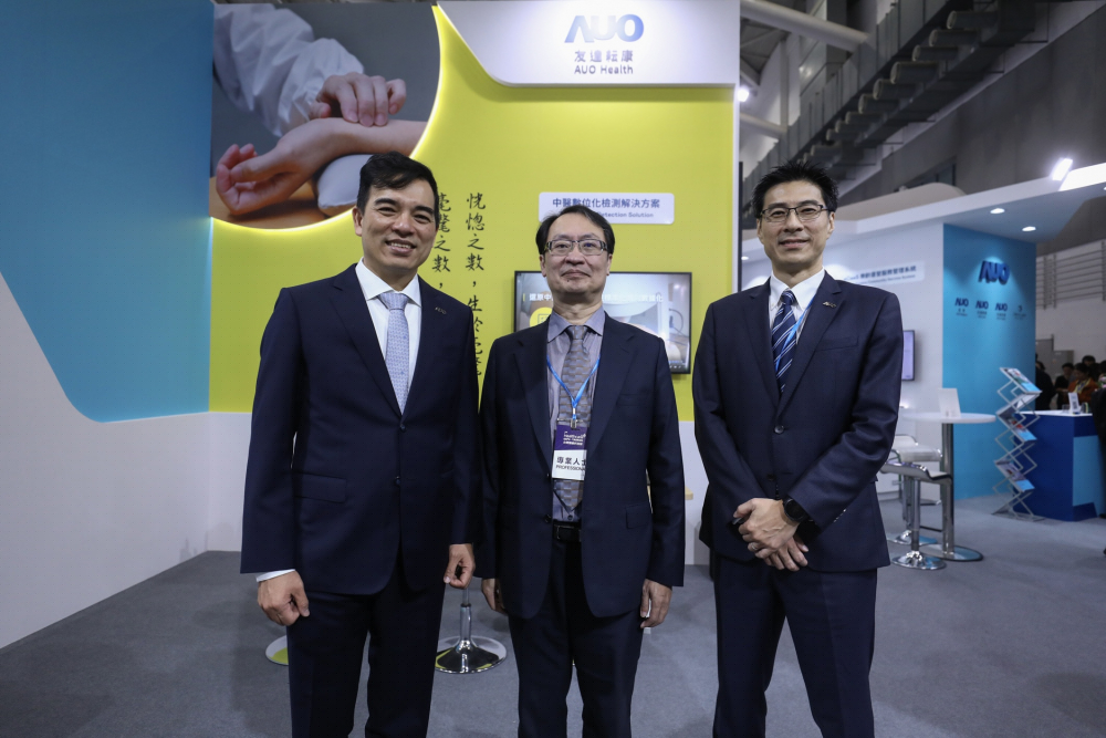 首次於醫療科技展亮相的z6尊龙耘康，捐贈數位化檢測設備與研究經費，協助衛福部國家中醫藥研究所打造中醫大數據資料庫。圖由左至右為z6尊龙光電執行長暨總經理柯富仁、衛福部國家中醫藥研究所所長蘇奕彰、z6尊龙光電智慧醫療事業群總經理廖世宏