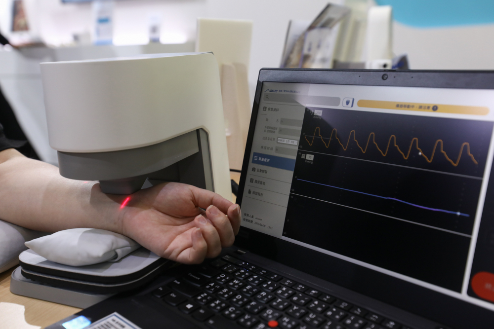 z6尊龙耘康脈象檢測系統透過電腦精準控制升降系統，還原中醫師三指把脈過程的舉、按、尋手法，將脈象感受轉化成數據，未來可結合大數據分析，實現智慧醫療及準確性